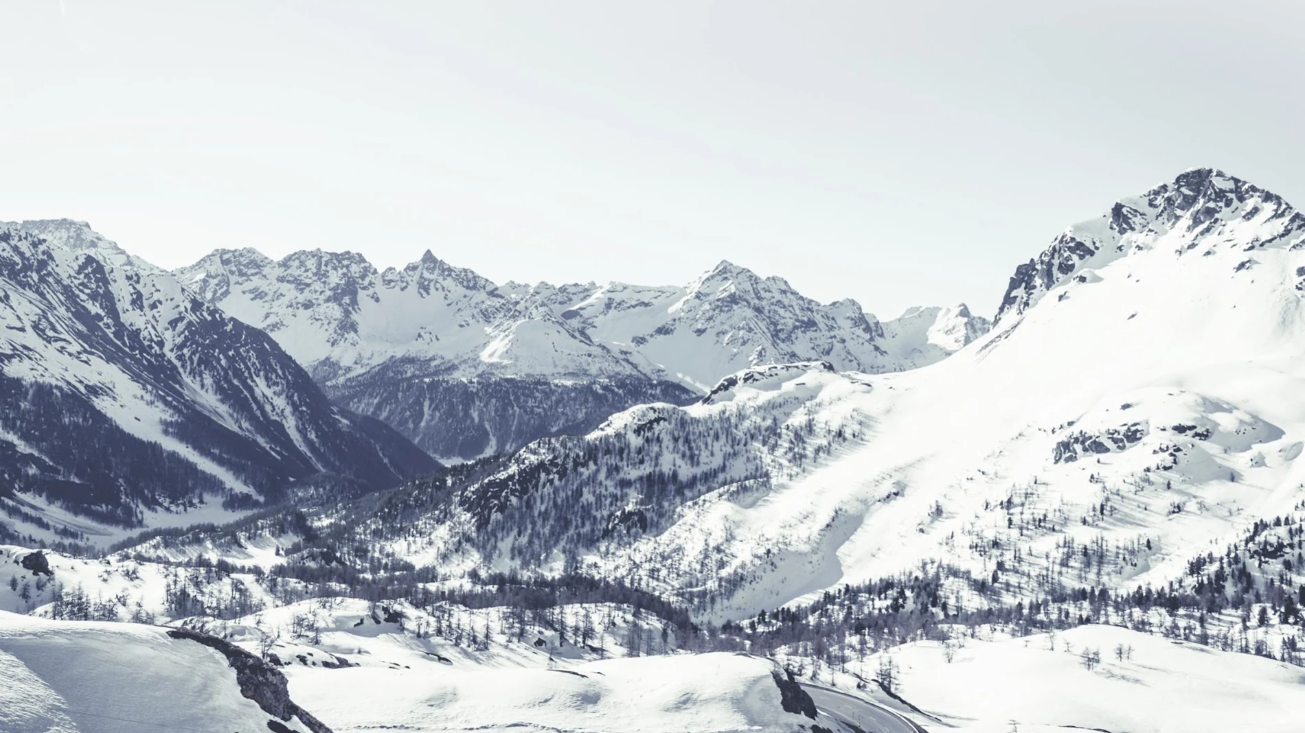 Panorama de sommets enneigés, paysage emblématique d’Apex