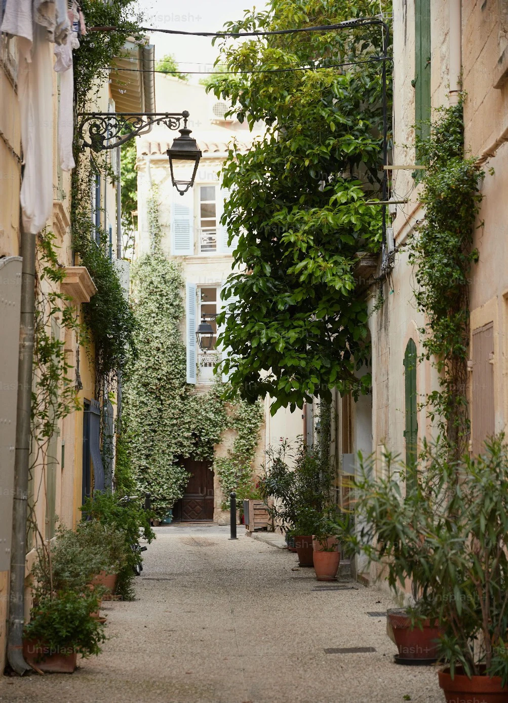 Ruelle provençale et façades de pierre